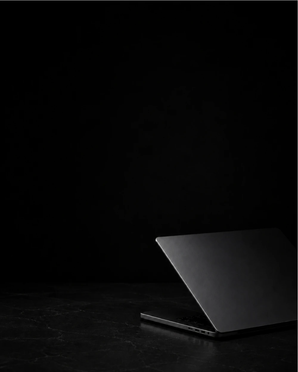 Laptop na stole